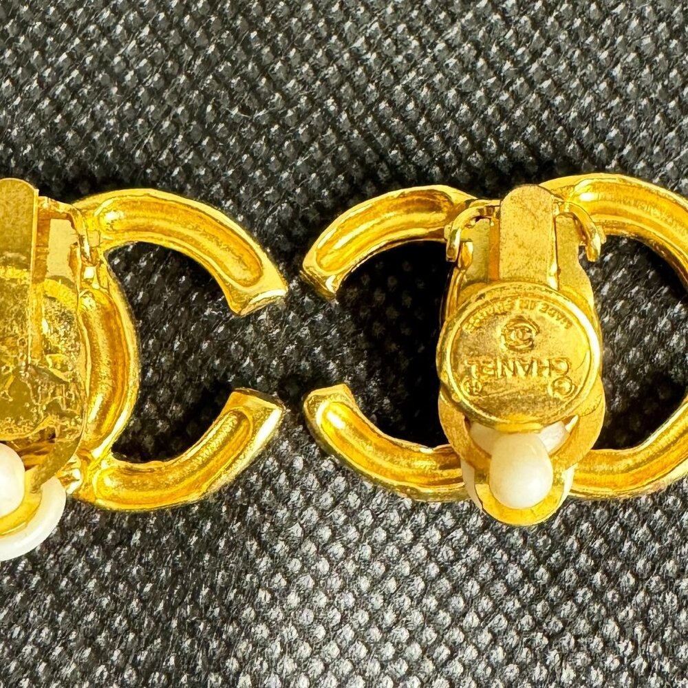Chanel Vintage 24k Gold Plated Chanel CC Clip On Earrings with COA 3rd party - Picture 6 of 10